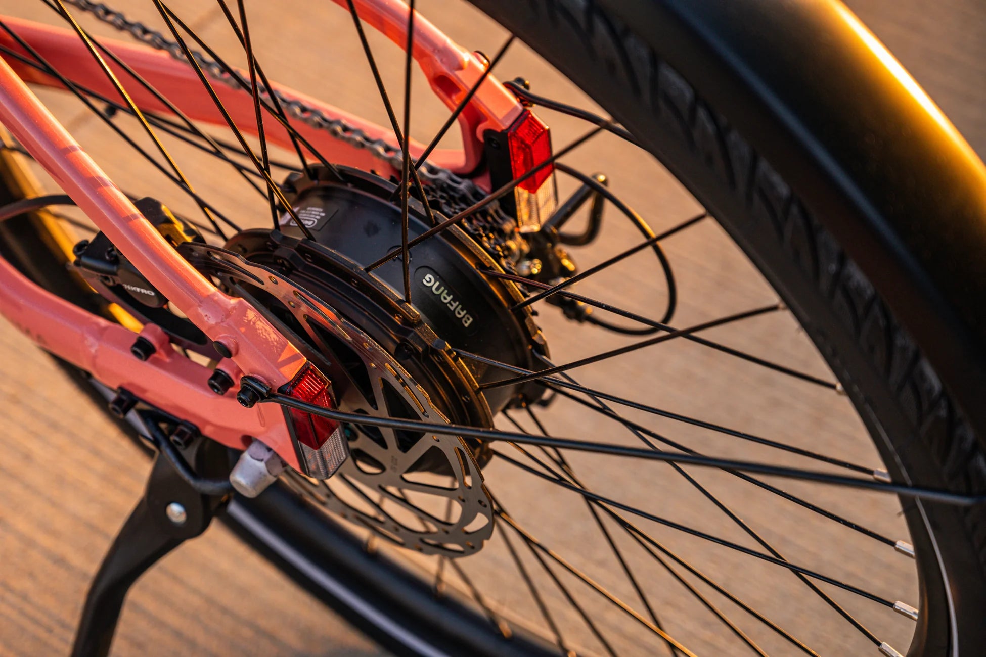 AIMA ebike Key west Close-up of a bicycle wheel with disc brake and gear system on a blurred background